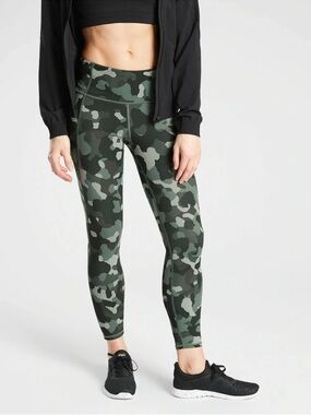 Athleta Lightning Camo 7/8 tight Camouflage Women's Leggings size M